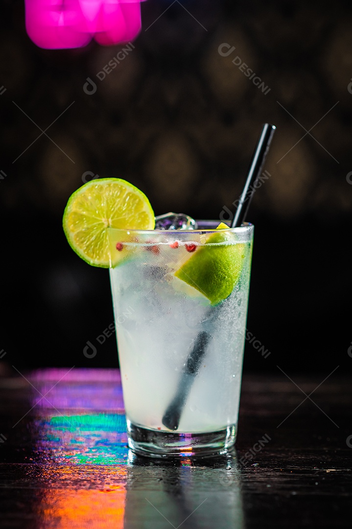 Drink sobre uma mesa de boteco