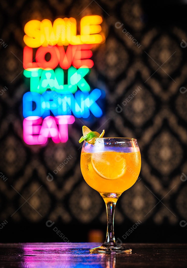 Drink sobre uma mesa de boteco