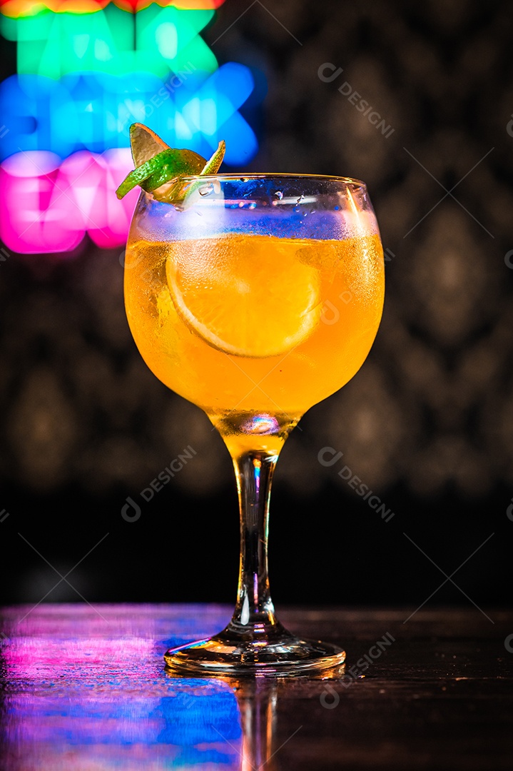 Drink sobre uma mesa de boteco