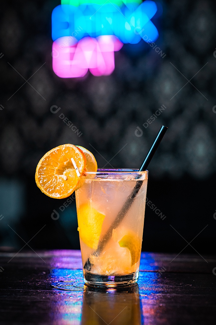 Drink sobre uma mesa de boteco