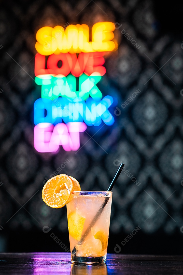 Drink sobre uma mesa de boteco