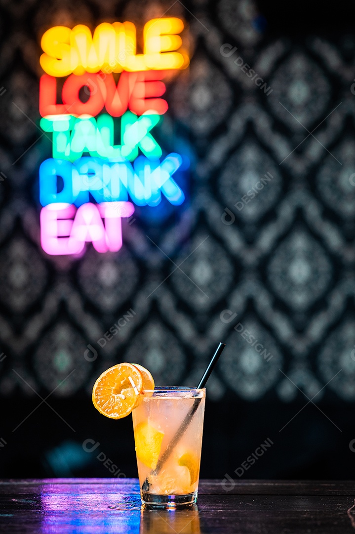 Drink sobre uma mesa de boteco