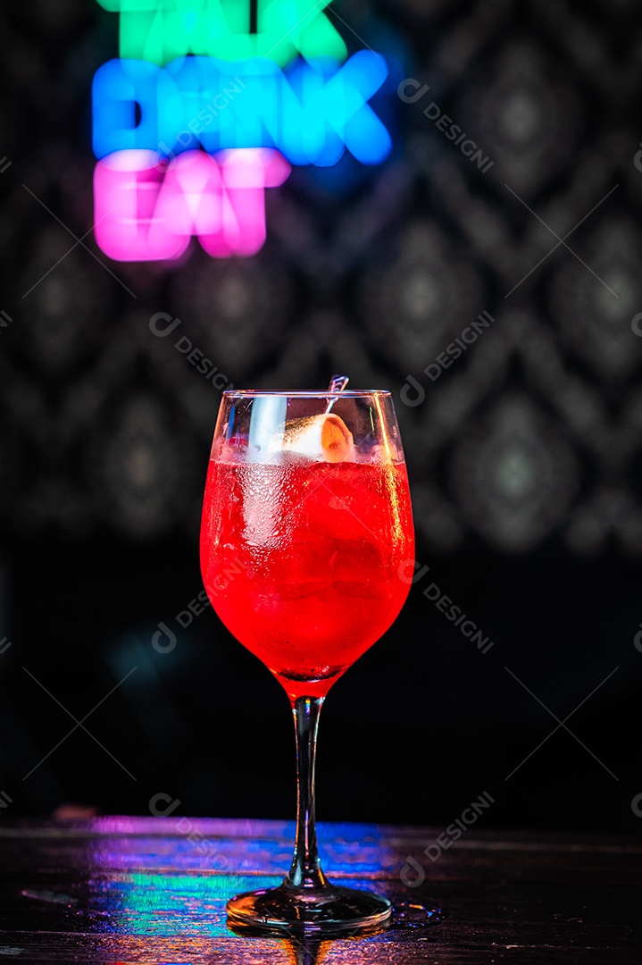 Drink sobre uma mesa de boteco