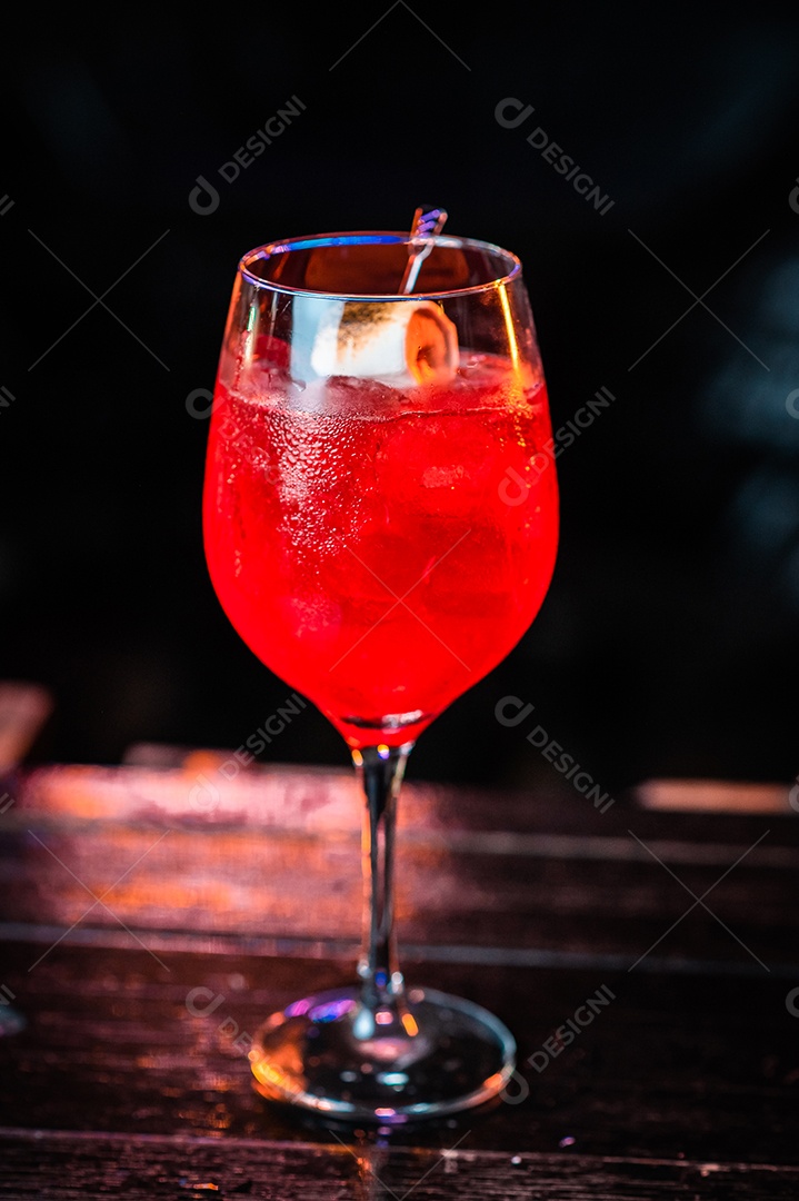 Drink sobre uma mesa de boteco