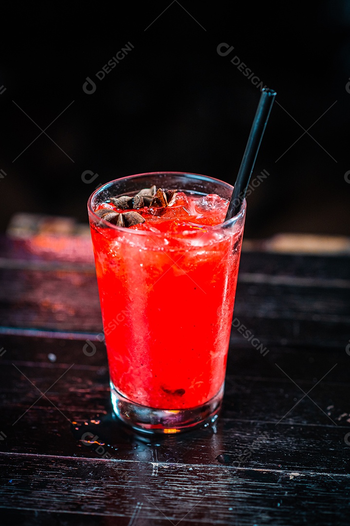 Drink sobre uma mesa de boteco