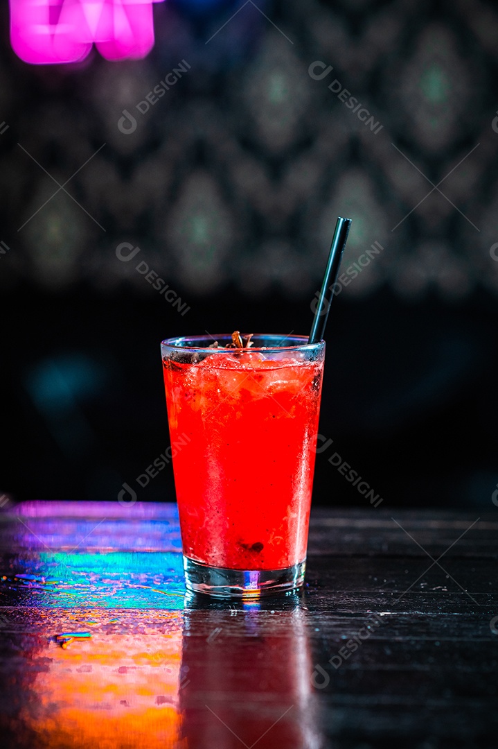 Drink sobre uma mesa de boteco