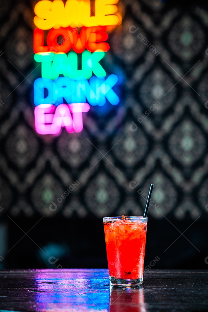 Drink sobre uma mesa de boteco