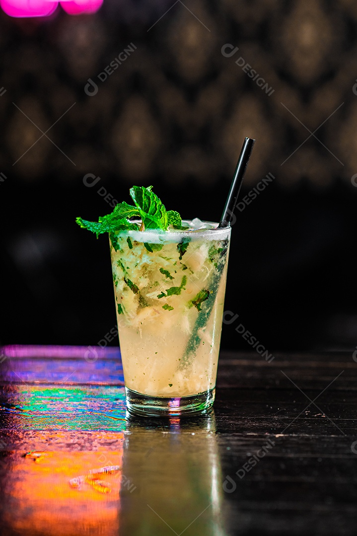 Drink sobre uma mesa de boteco