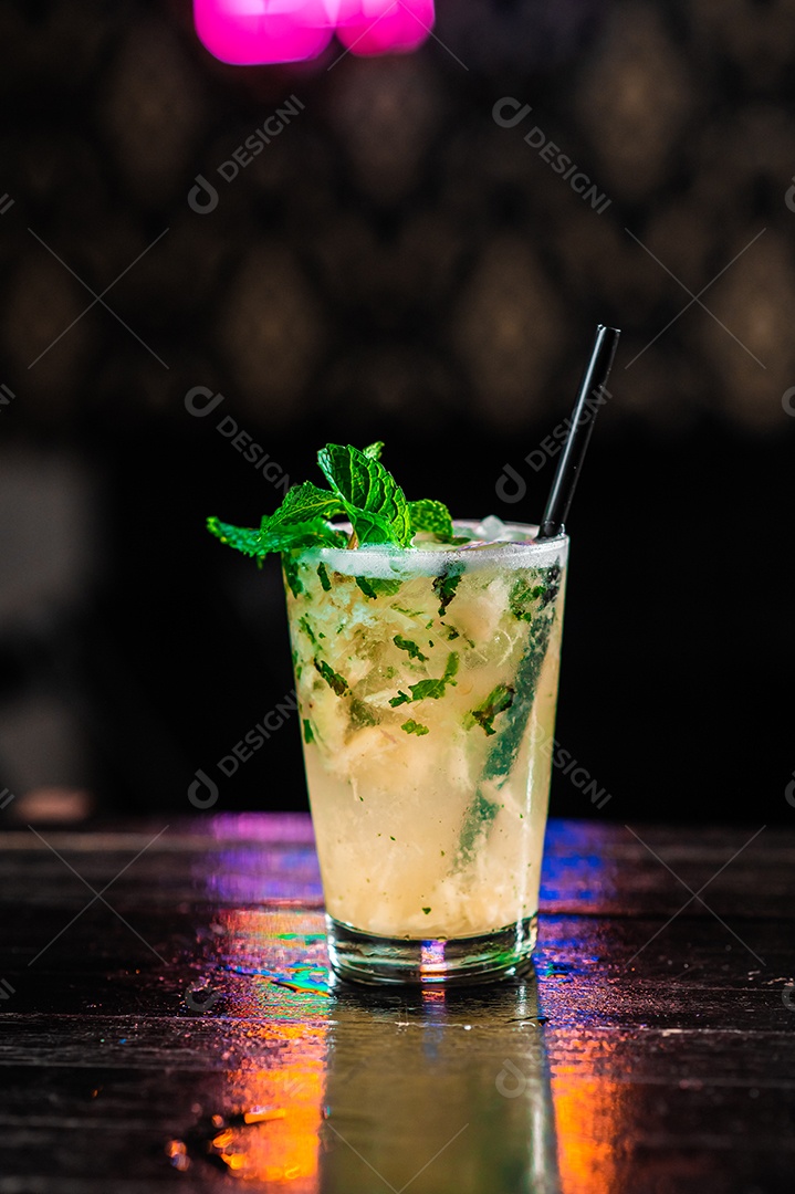 Drink sobre uma mesa de boteco