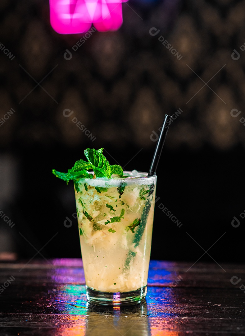 Drink sobre uma mesa de boteco