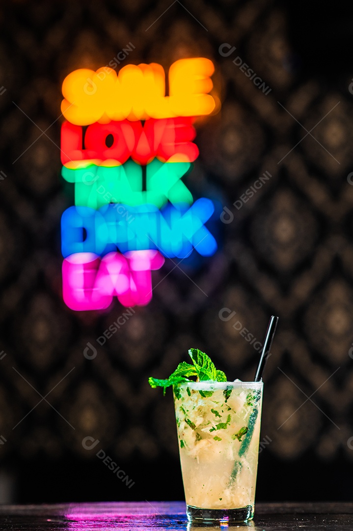 Drink sobre uma mesa de boteco