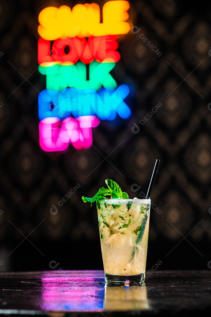 Drink sobre uma mesa de boteco