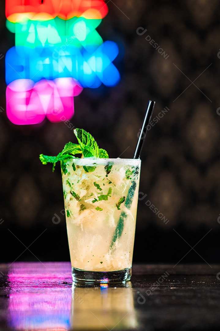 Drink sobre uma mesa de boteco