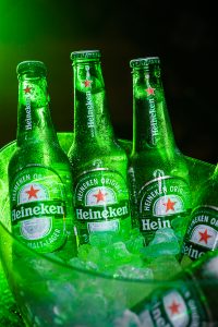 Balde de cerveja gelada Heineken sobre uma mesa de bar