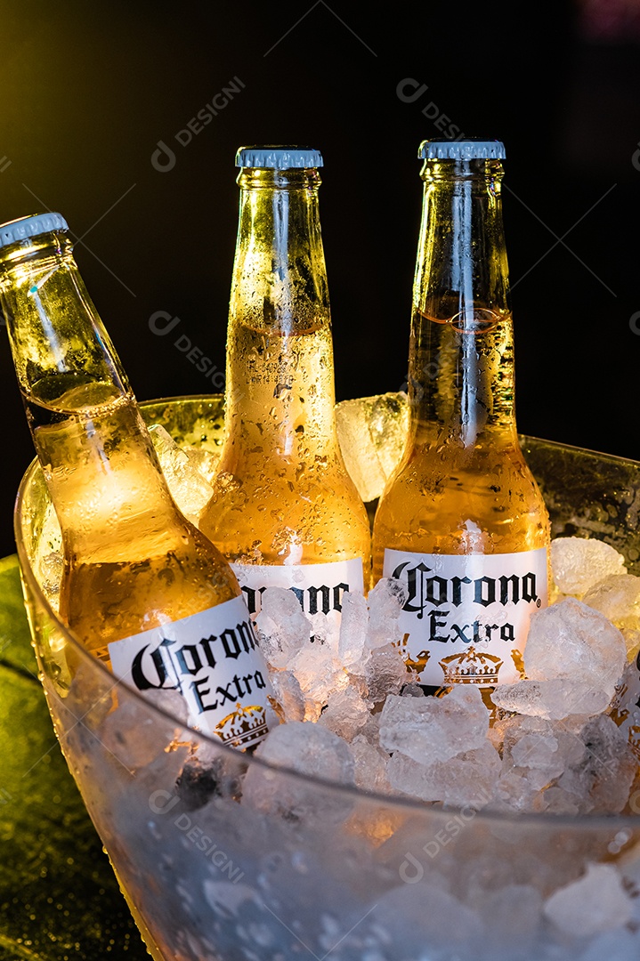 Balde de cerveja gelada Corona sobre uma mesa de bar