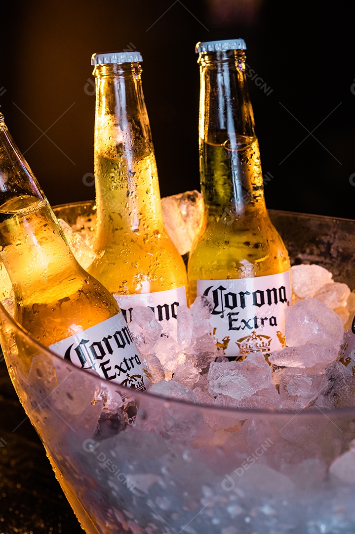 Balde de cerveja gelada Corona sobre uma mesa de bar