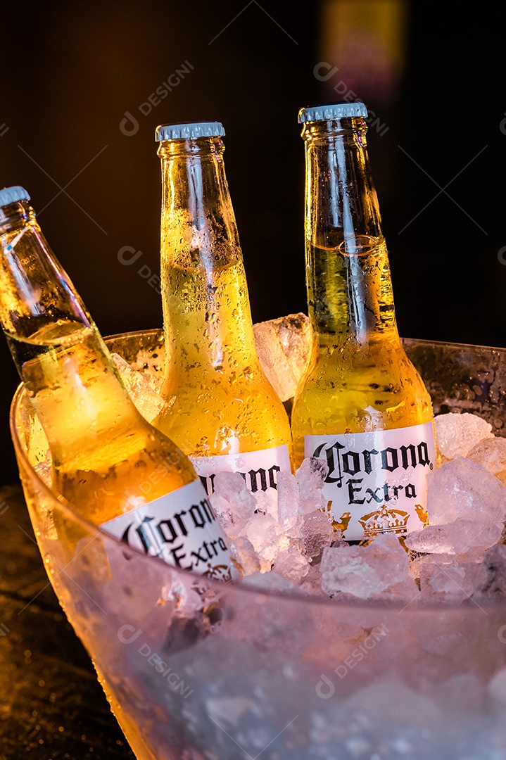 Balde de cerveja gelada Corona sobre uma mesa de bar