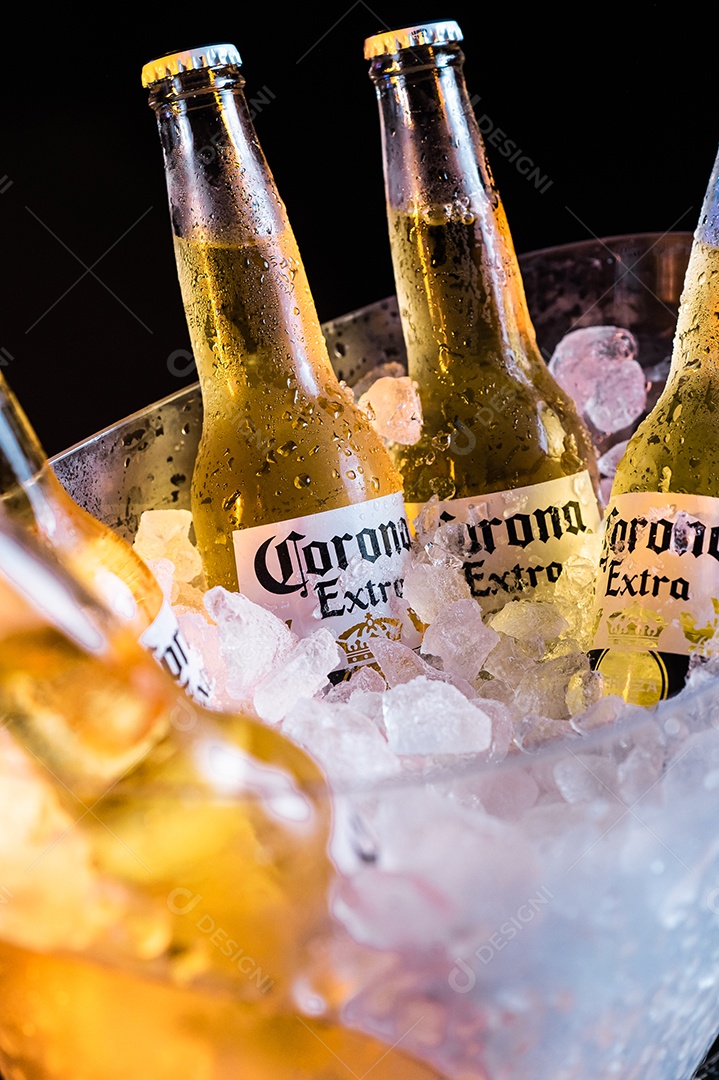 Balde de cerveja gelada Corona sobre uma mesa de bar