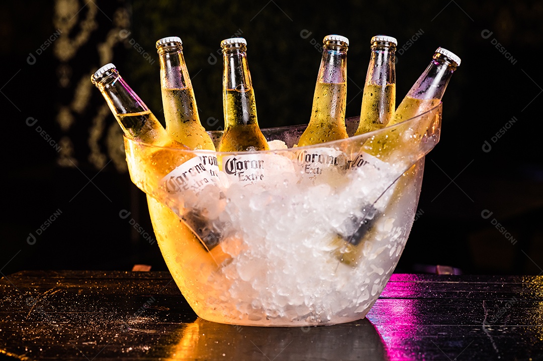 Balde de cerveja gelada Corona sobre uma mesa de bar