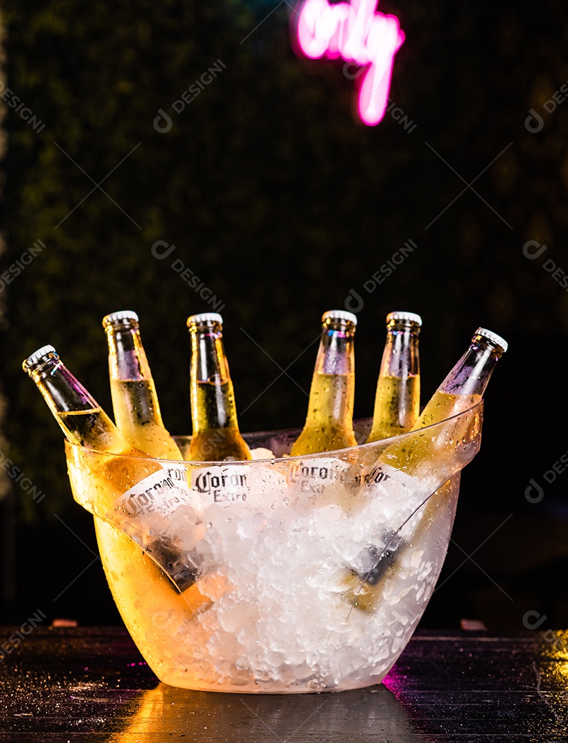 Balde de cerveja gelada Corona sobre uma mesa de bar