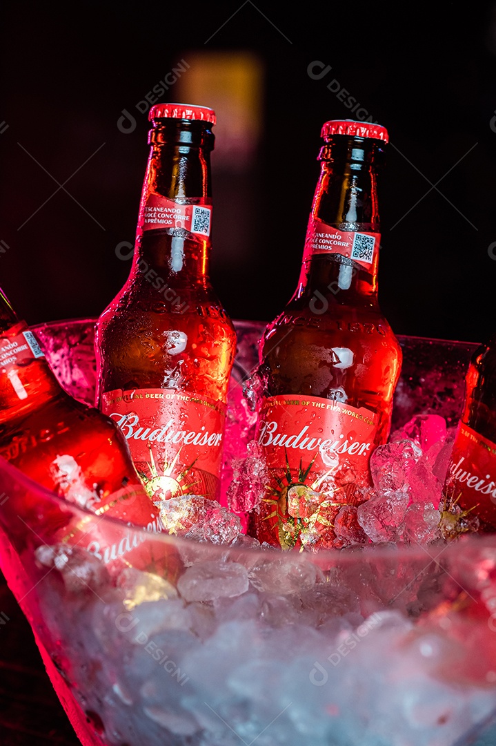 Balde de cerveja gelada budweiser sobre uma mesa de bar