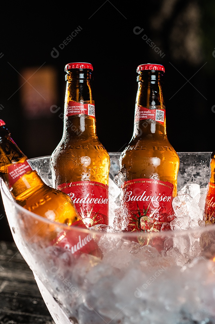 Balde de cerveja gelada budweiser sobre uma mesa de bar