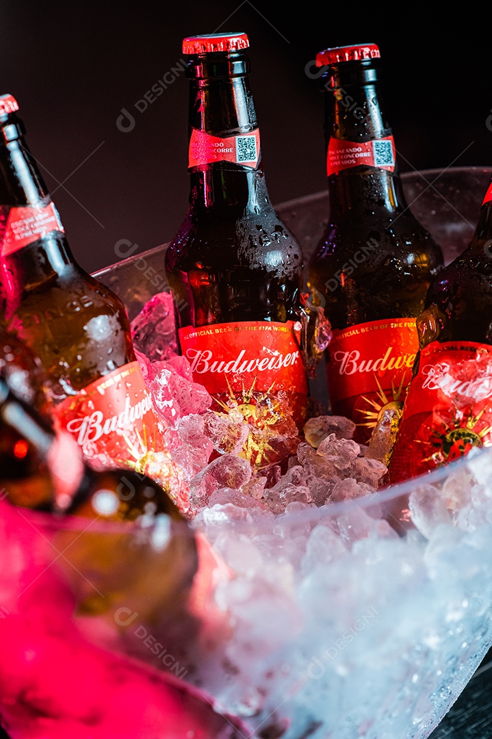 Balde de cerveja gelada budweiser sobre uma mesa de bar