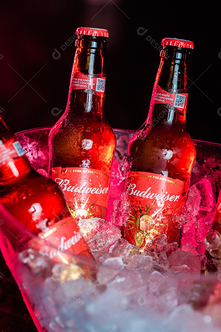 Balde de cerveja gelada budweiser sobre uma mesa de bar
