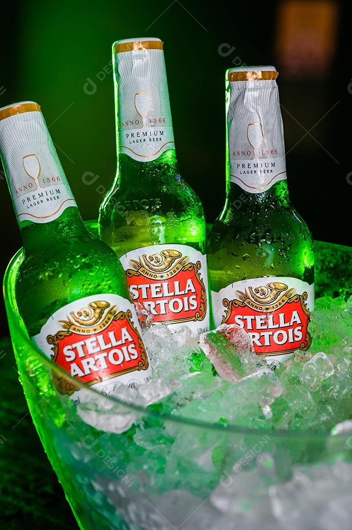 Balde de cerveja gelada stella artois sobre uma mesa de bar