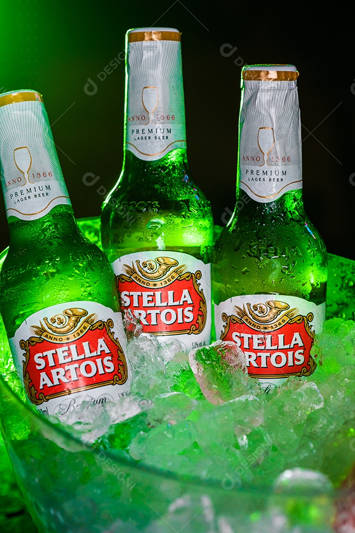 Balde de cerveja gelada stella artois sobre uma mesa de bar
