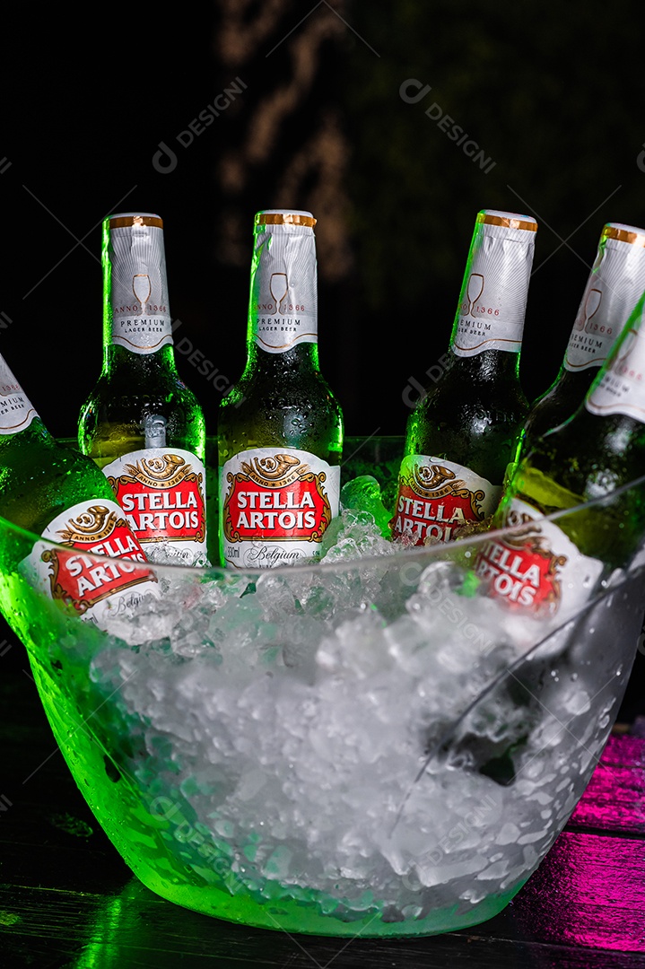 Balde de cerveja gelada stella artois sobre uma mesa de bar