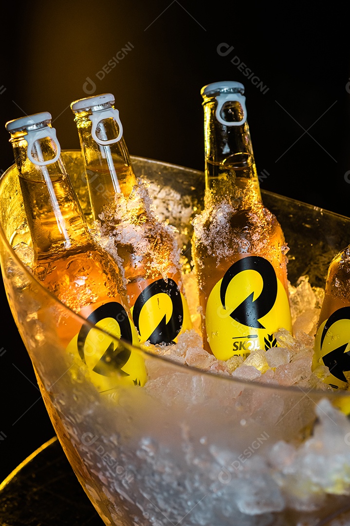 Balde de cerveja gelada Skol sobre uma mesa de bar