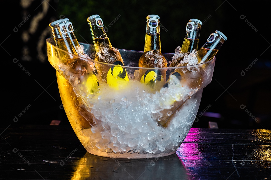 Balde de cerveja gelada Skol sobre uma mesa de bar