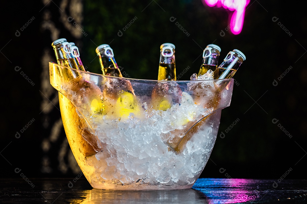 Balde de cerveja gelada Skol sobre uma mesa de bar