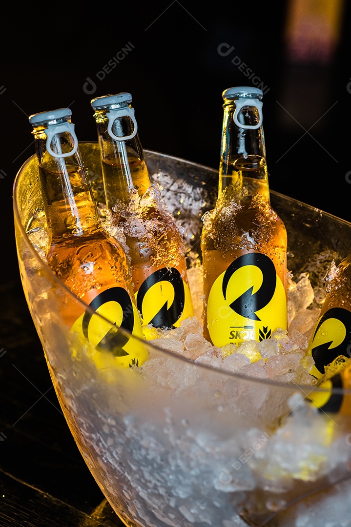 Balde de cerveja gelada Skol sobre uma mesa de bar