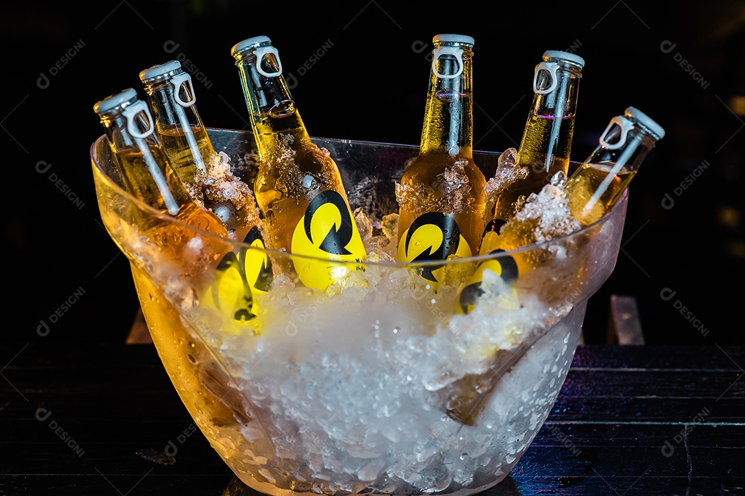 Balde de cerveja gelada Skol sobre uma mesa de bar