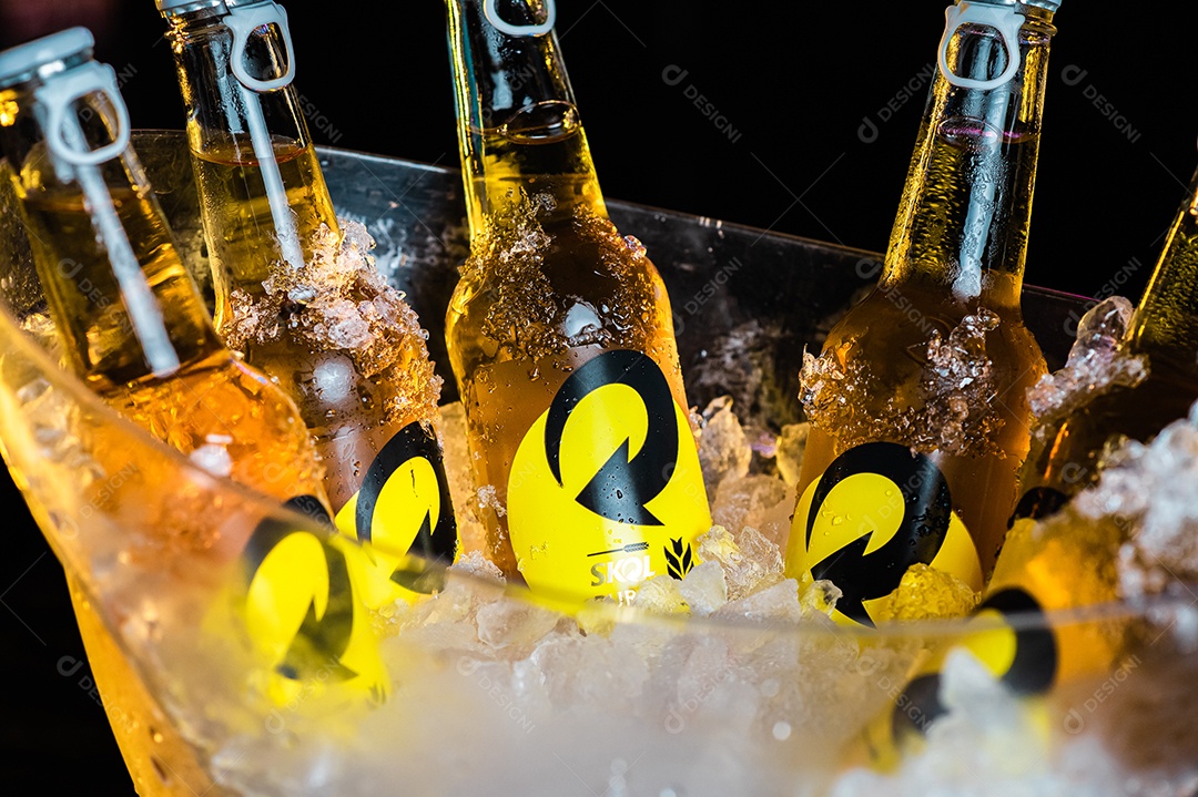 Balde de cerveja gelada Skol sobre uma mesa de bar