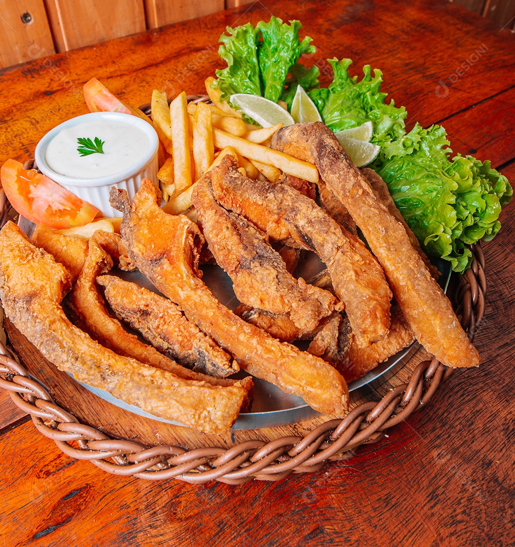 Porção de fritas com batata frita sobre uma mesa de madeira