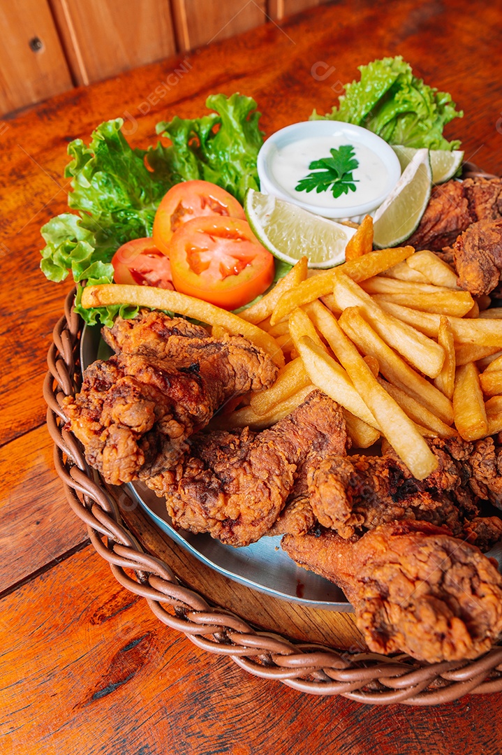 Porção de fritas com batata frita sobre uma mesa de madeira