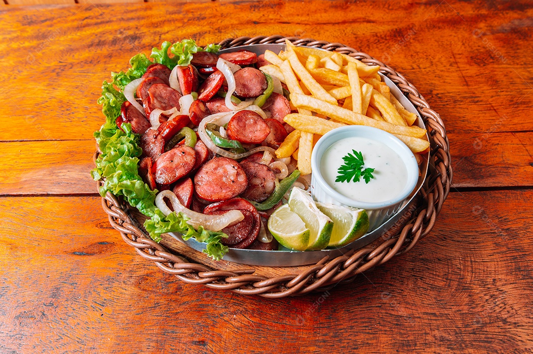 Porção de fritas com batata frita sobre uma mesa de madeira