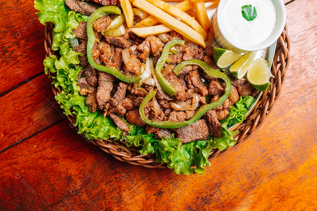 Porção de fritas com batata frita sobre uma mesa de madeira