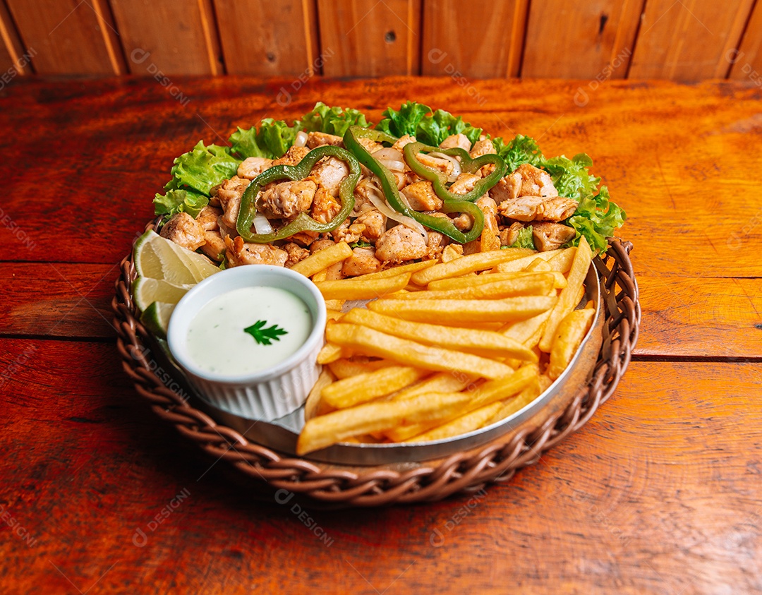 Porção de fritas com batata frita sobre uma mesa de madeira