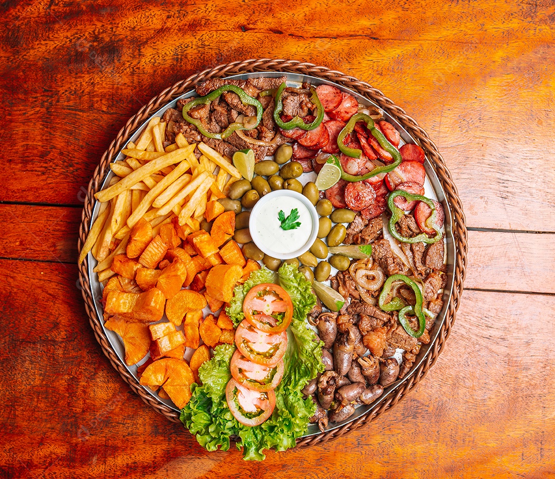 Porção de fritas com batata frita sobre uma mesa de madeira