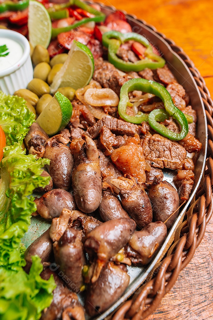 Porção de fritas com batata frita sobre uma mesa de madeira