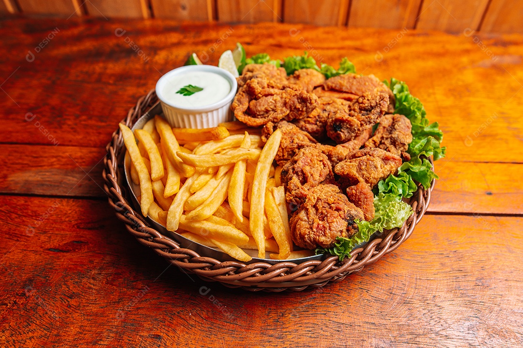 Porção de fritas com batata frita sobre uma mesa de madeira