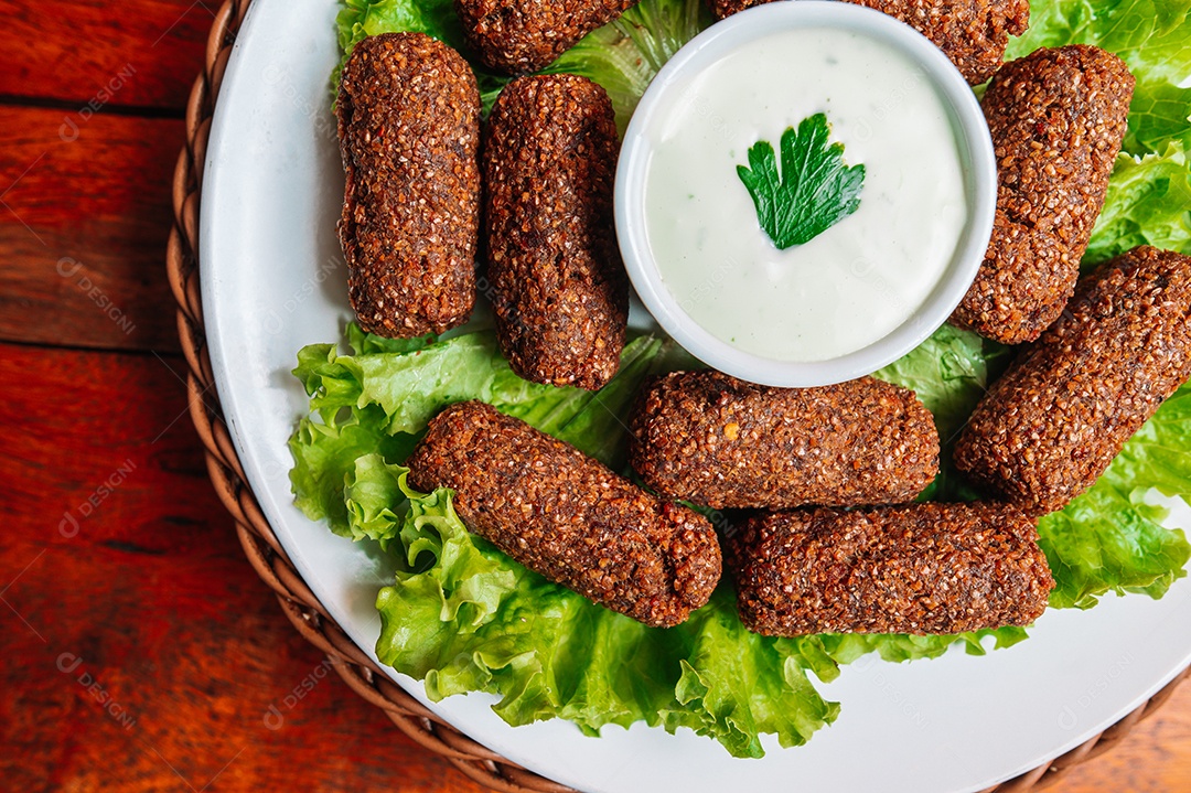 Porção de fritas com batata frita sobre uma mesa de madeira