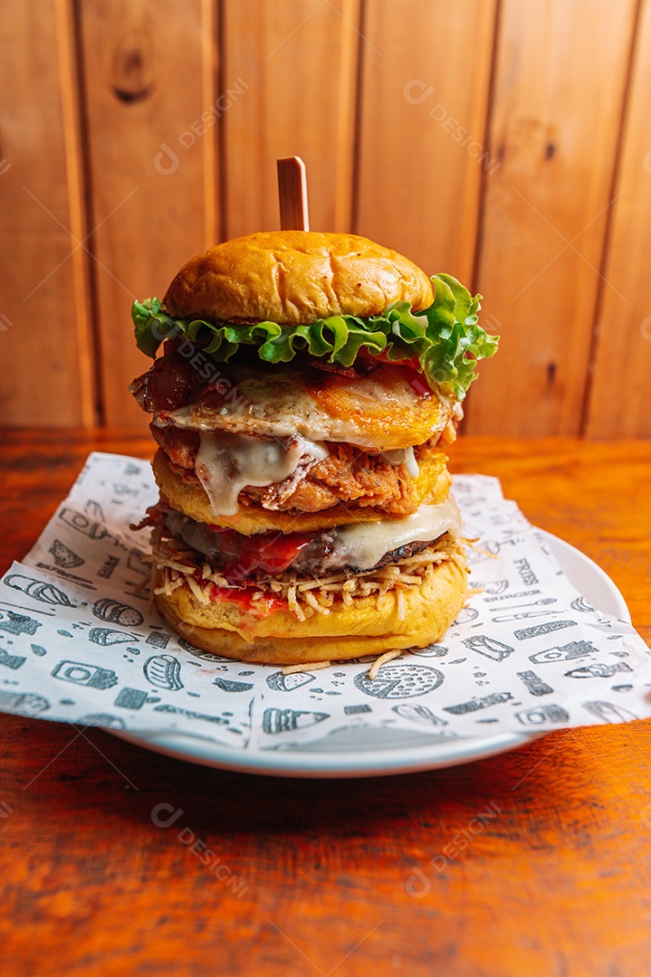 Hambúrguer sobre um prato mesa madeira