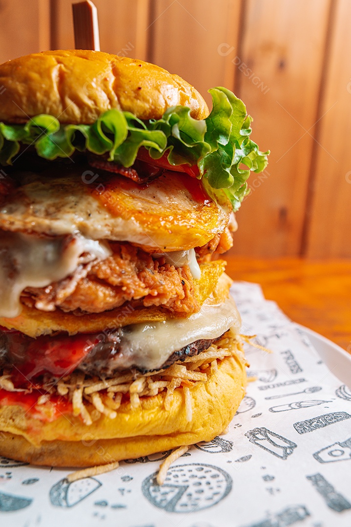 Hambúrguer sobre um prato mesa madeira