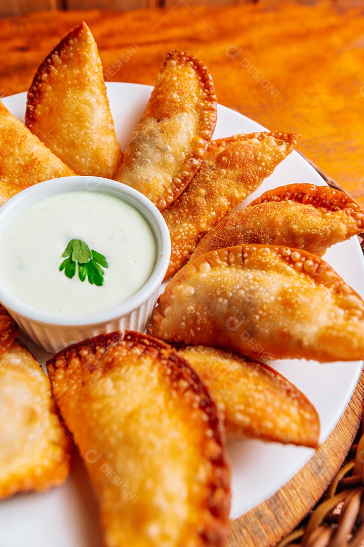 Pastel sobre uma cesta sobre uma mesa de madeira
