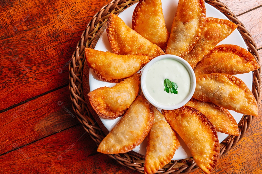 Pastel sobre uma cesta sobre uma mesa de madeira